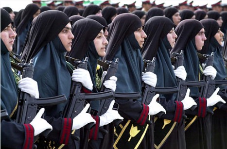 > 网友偷拍真实神秘的伊朗女兵 (组图)