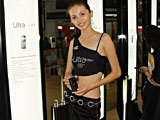 美女展示三星超薄手机X820